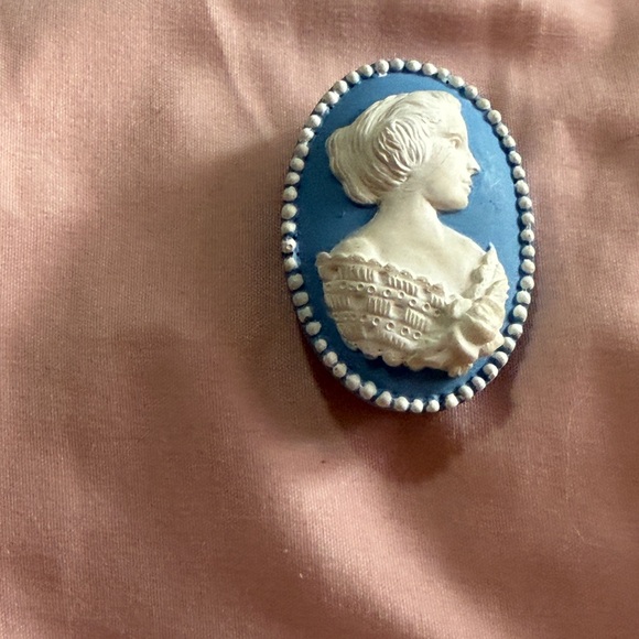 Hallmark Blue and White Cameo Brooch NWT - Picture 3 of 5